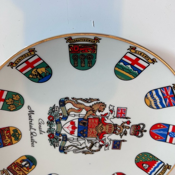 Coat of Arms Canada Souvenir Plate with Provinces & Territories Emblems - Picture 6 of 10